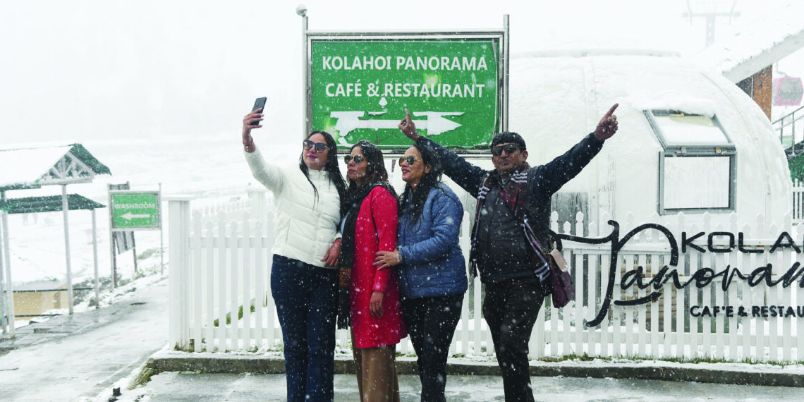 October snowfall rekindles hope about tourists returning to Kashmir