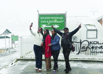 October snowfall rekindles hope about tourists returning to Kashmir