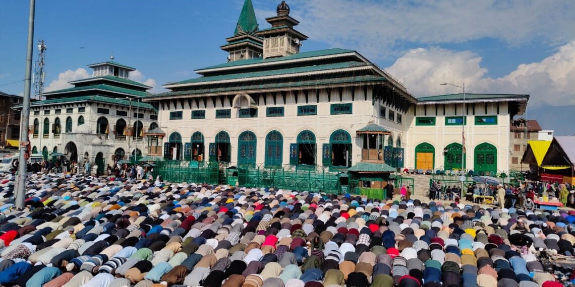 Thousands throng Dastgeer Sahab shrines (RA) on Friday following