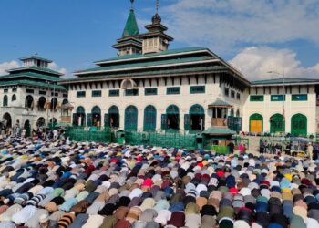Thousands throng Dastgeer Sahab shrines (RA) on Friday following