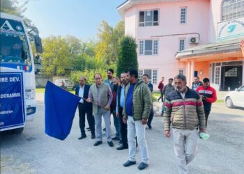 Director sericulture flags off silkworm rearers to HP