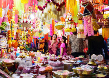 Kashmir markets aglow with Diwali shopping