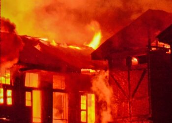 Blaze guts 6 houses, shops in Fateh Kadal
