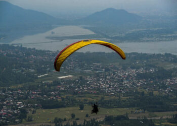 Tourists soaring high above Srinagar's Boulevard, enjoying the thrill of paragliding with breathtaking views of the city and Dal Lake Pic: Jahangir Shah (KNO/KT)
