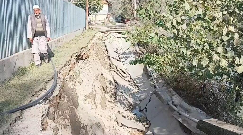 Shallabugh–Paribal link road in shambles