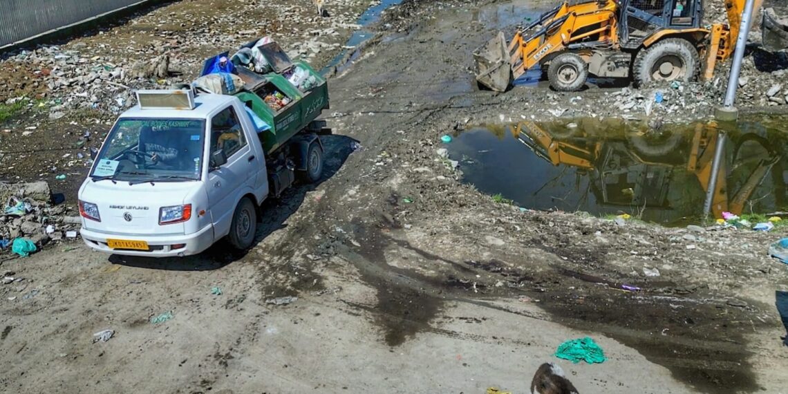 ===KNO Impact===== Authorities clear garbage from Sopore–Kupwara HW
