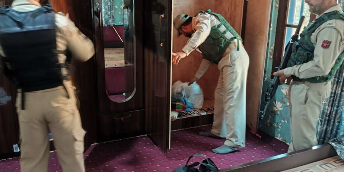 Police raid homes of 4 linked to JeI, Hurriyat