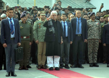 Nowgam PS blast: LG Sinha lays wreath to departed souls, visits injured