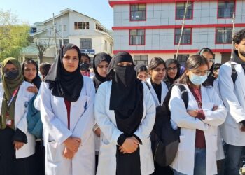 GMC Handwara students demand hostel facilities