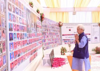 LG Sinha pays tribute to J&K Police martyrs