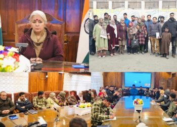 DC Bandipora interacts with teachers
