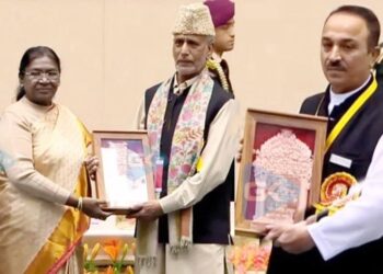 Srinagar weaver wins national award