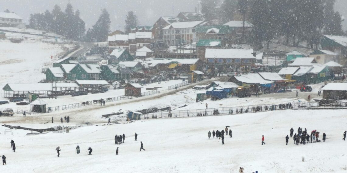 Snowfall mesmerises tourists in Gulmarg