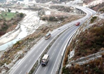 Jammu-Srinagar NH traffic crawls, other roads shut