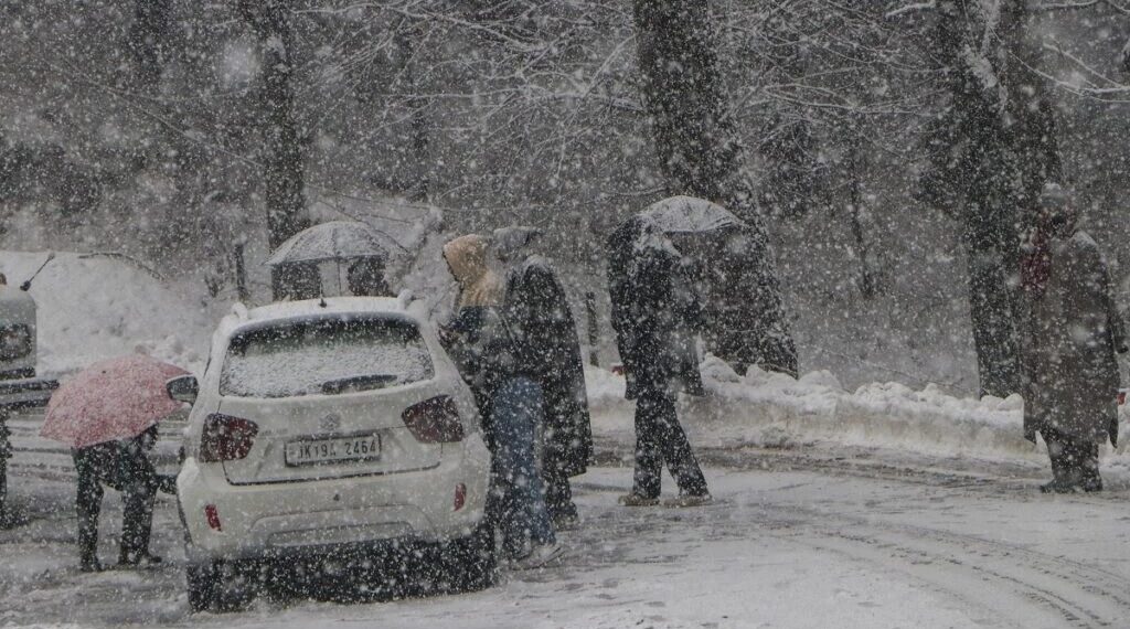 Valley may wake up to rain, snowfall on New Year