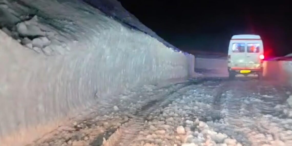 Kupwara administration evacuates patients across snowbound Sadhna Pass