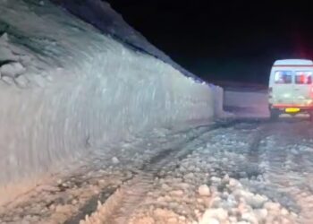 Kupwara administration evacuates patients across snowbound Sadhna Pass