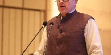 CM Omar for stronger partnership with travel fraternity to promote J&K tourism