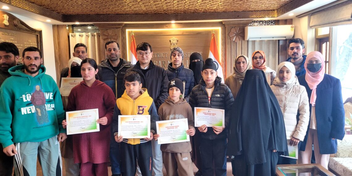DC Baramulla felicitates winners of DIPR competitions