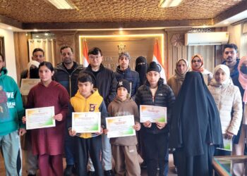 DC Baramulla felicitates winners of DIPR competitions
