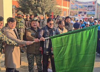 DC Baramulla Flags off Students for Bharat Darshan Tour