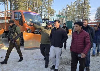DC Baramulla reviews snowfall response mechanism in Tangmarg