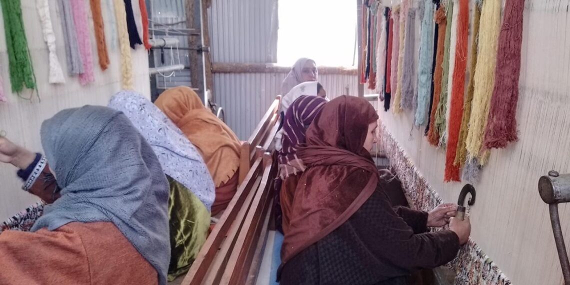 Handicrafts Dept launches SAMARTH skill training to revive carpet weaving in Kashmir