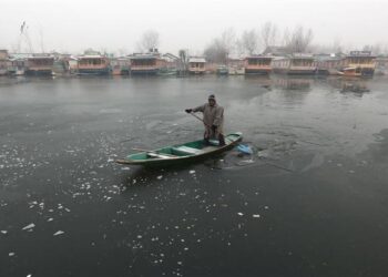 Mercury dips further as cold wave tightens grip in Kashmir