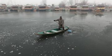 Mercury dips further as cold wave tightens grip in Kashmir