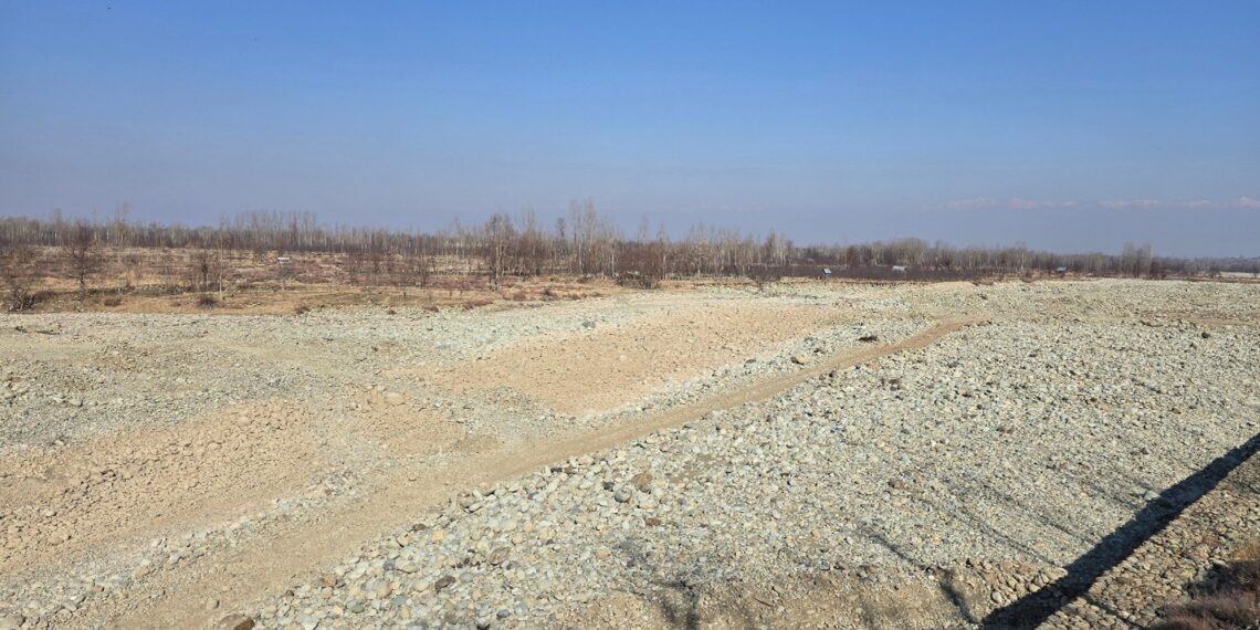 Kulgam’s Veshow Nallah, a key Jhelum tributary, runs completely dry