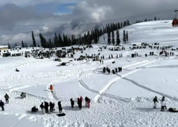 Snow-seekers flock to Kashmir: Gulmarg full, Sonamarg beckon