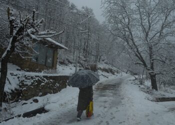 Heavy snowfall hits life across J&K; tourists happy, weather to improve from today
