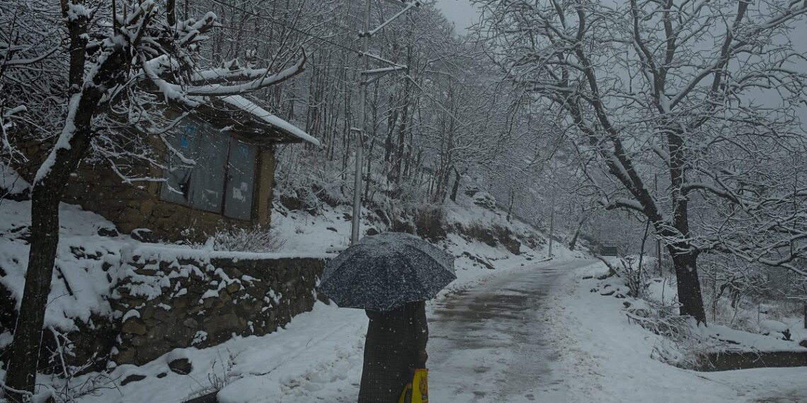 Heavy snowfall hits life across J&K; tourists happy, weather to improve from today