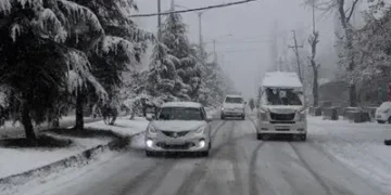 Higher reaches receive snowfall as temperatures rise across Kashmir