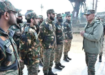 Army commander reviews security measures at LoC in north Kashmir