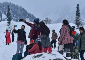 Tourist tracks return to fresh powder