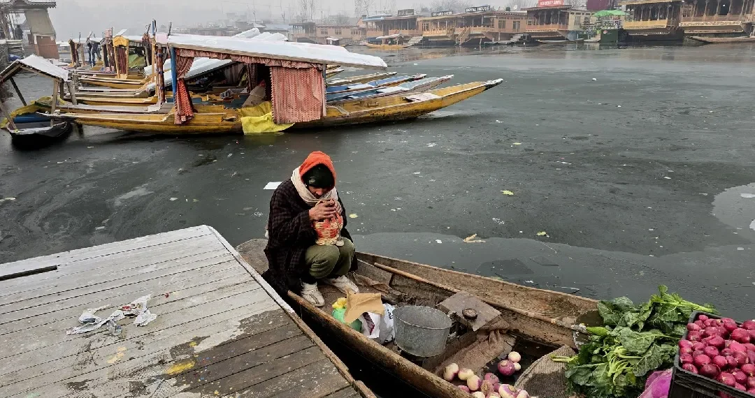 Cold wave prevails, Dal, Wular lakes freeze