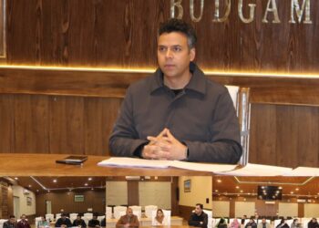 DC Budgam reviews Jal Shakti Abhiyan, stresses community participation