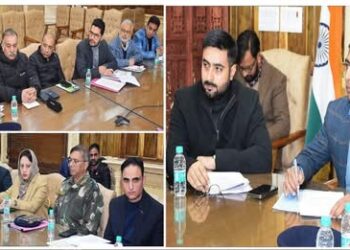 Div Com Kashmir reviews traffic streamlining measures in Srinagar