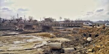 Chadoora bridge shutdown enters third month, residents suffer