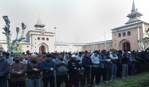 Thousands gather at Jamia Masjid