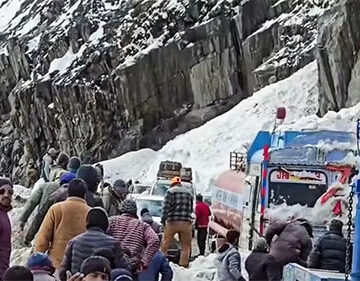 Avalanche hits Zojila; 5 dead, 7 injured Rescue operation underway