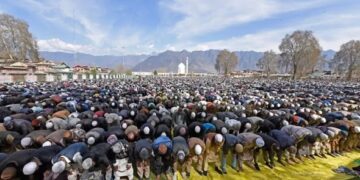 Jumat-ul-Vida: Buses roll as Hazratbal calls