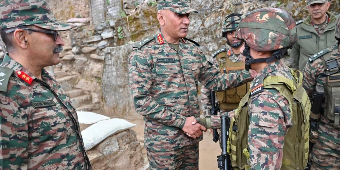 Northern Army Commander visits Jhangar