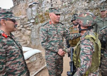 Northern Army Commander visits Jhangar