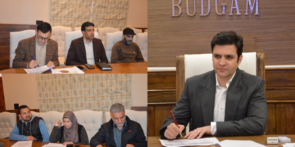 DC Budgam reviews progress under PM Surya Ghar-Muft Bijli Yojana