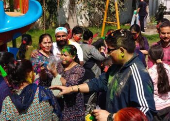 Sweets, colours brighten Holi in Jammu