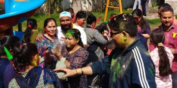 Sweets, colours brighten Holi in Jammu
