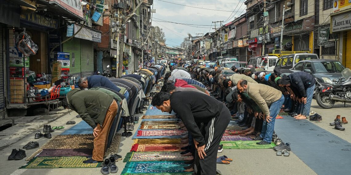 Tears, faith mark last Friday of Ramadan in Kashmir