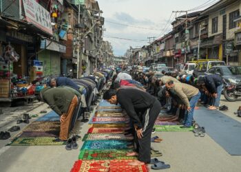 Tears, faith mark last Friday of Ramadan in Kashmir